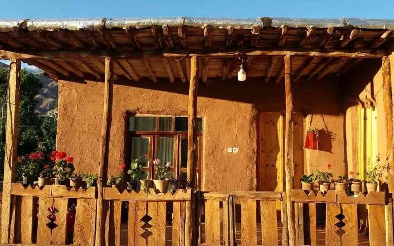 سفر به لمباسار، قلعه ای در دل کوه های اسرارآمیز/ محاصره یک ساله قلعه با بیماری وبا