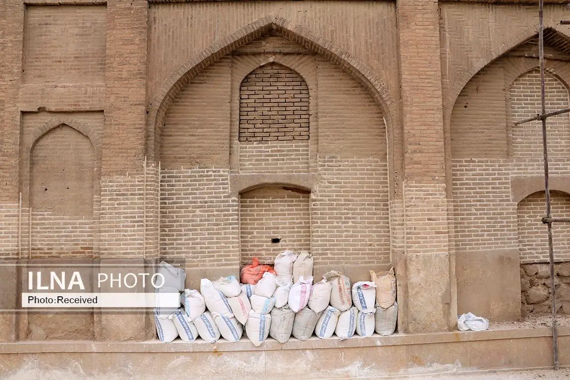 مرمت مدرسه خان شیراز با سیمان سفید! مرمتگران روش مرمت مهمترین بنای صفوی را فاجعه می دانستند