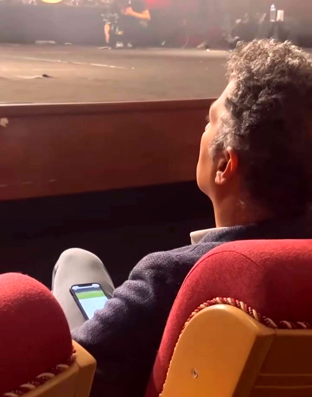 عکس | آدل فردووی در وسط کنسرت ، فوتبال را می ریزد و تماشا می کند!