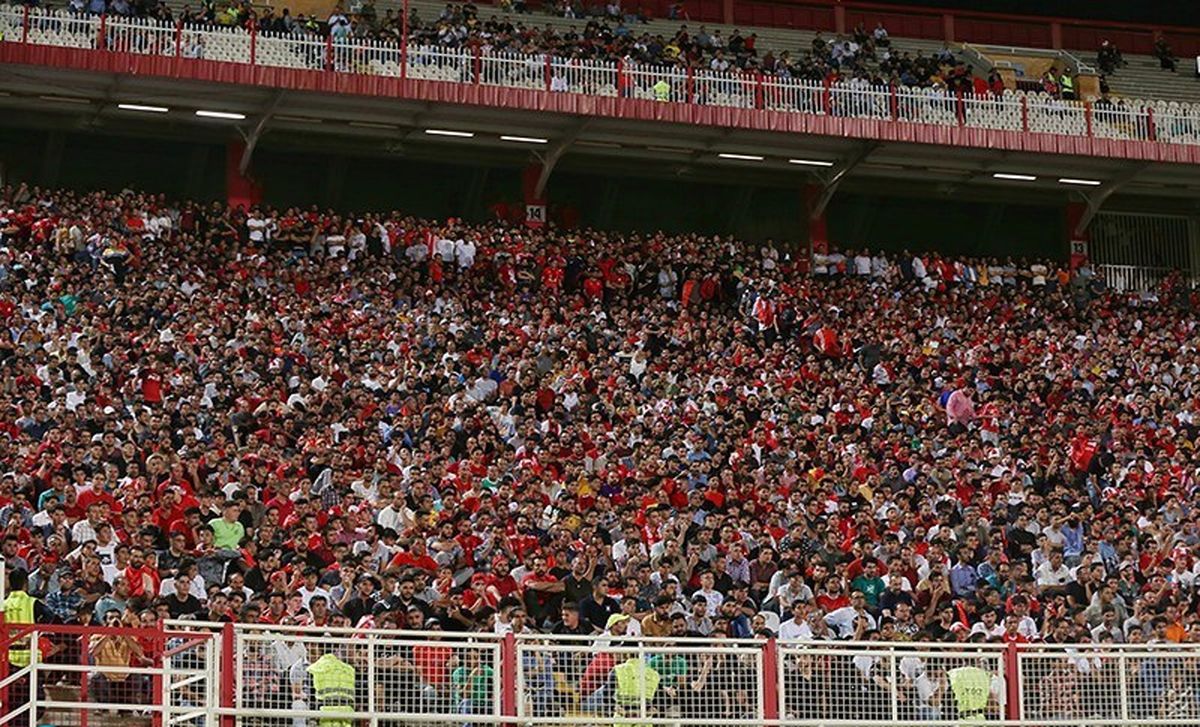 حرکت طرفداران تراکتور خطرناک با نشستن در لبه سکوهای طبقه دوم/ فیلم