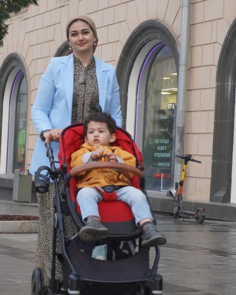 Tahmineh Rajabwa و پسر دوم خود