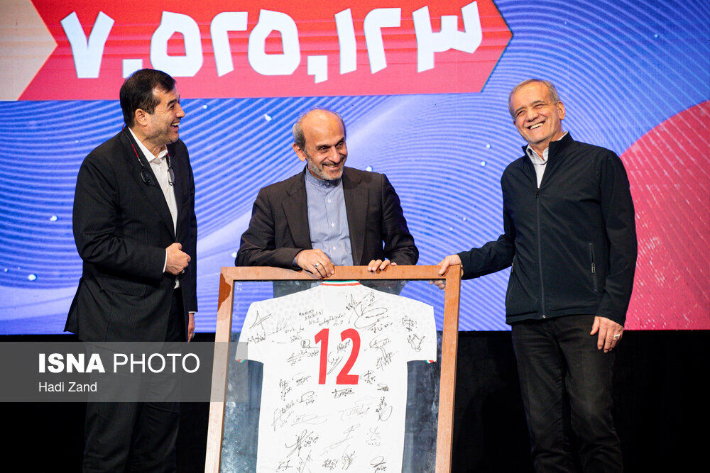 تصاویر خاص پیراهن امضا شده تیم ملی به Massoud Medicine