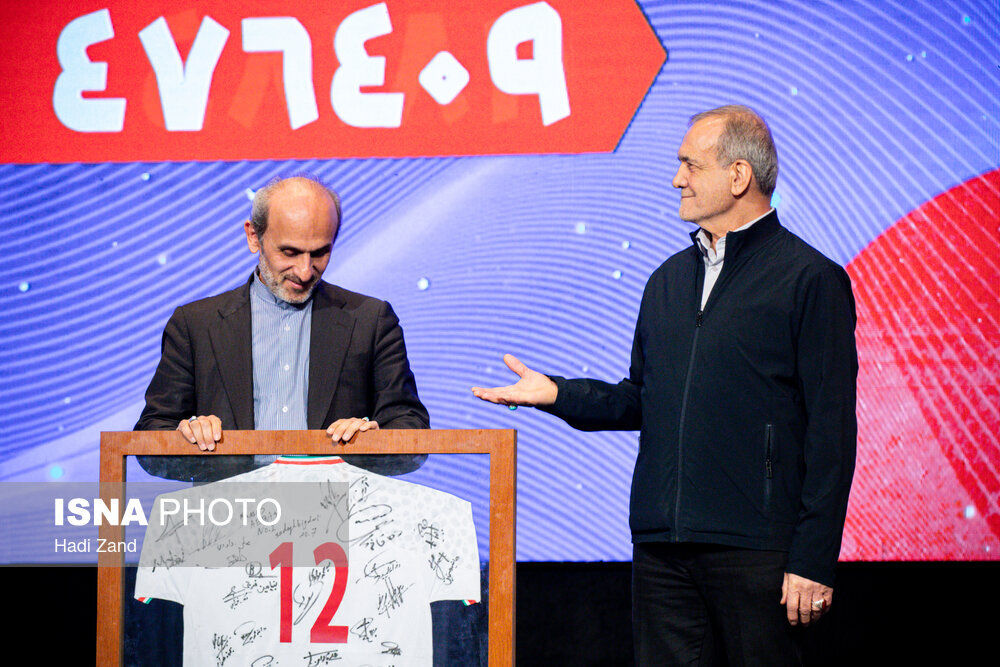 تصاویر خاص پیراهن امضا شده تیم ملی به Massoud Medicine