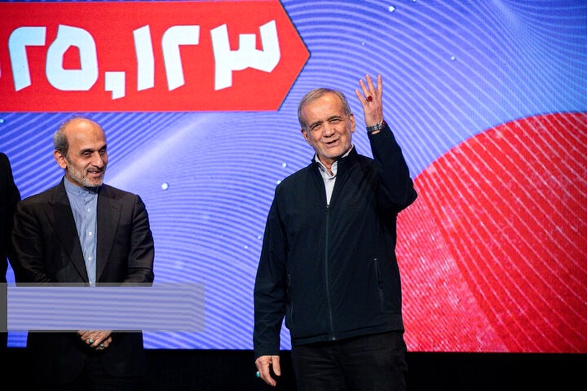 اهدای پیراهن امضا شده تیم ملی به Massoud Medical/ Photo