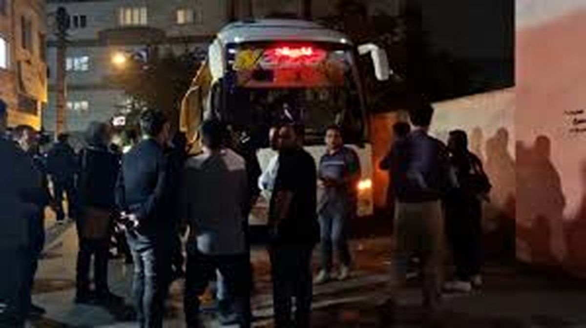 خروج از اتوبوس پخش کننده نساجی و اعتراض شدید طرفداران/ فیلم