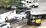 ببینید؛ پلیس خودروی متخلفان را با لیفتراک می‌برد!