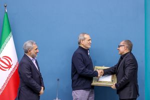 آهنگ هایده تیتر روزنامه اصولگرا شد/ عکس