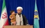 عکس؛ یک امام جمعه با آغوش گرفتن فرزندش سخنرانی کرد