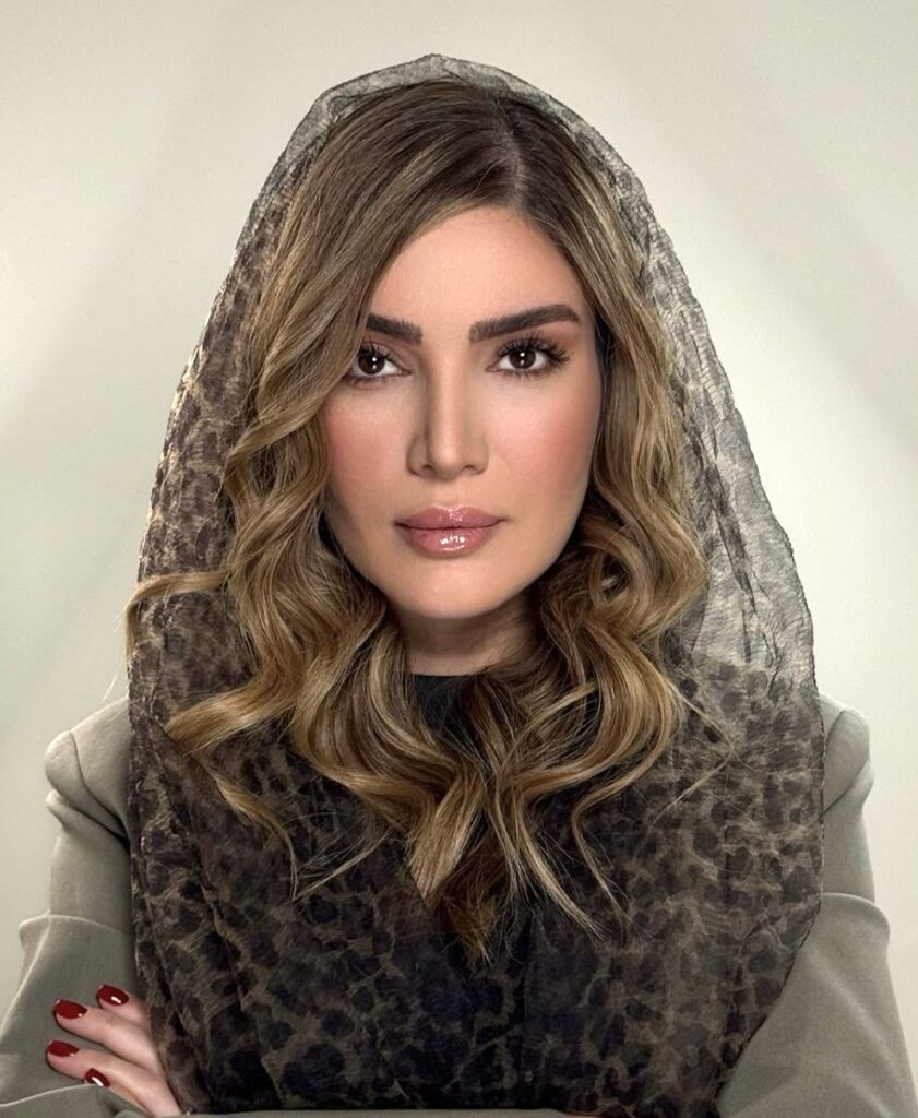 ماتین سوتود با روسری پلنگ 1