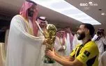 ببینید؛ محمد بن سلمان جام خادم الحرمین را به بنزما تقدیم کرد