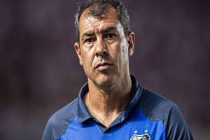 بمب خبری وسط تجمع، استقلالی‌ها را عصبانی‌تر کرد/ هواداران معترض: «مربی دلالی نمی‌خوایم»