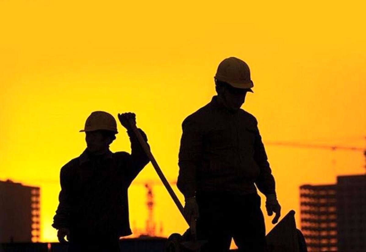 چند سال درآمد فوتبالیست معادل یک کارگر است؟