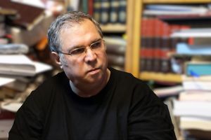 در کنار کتاب‌ها و‌ قلم‌خودنویس‌ها و کبوترهای زیبایم در میدان فلسطین روزگار را خواهم گذراند