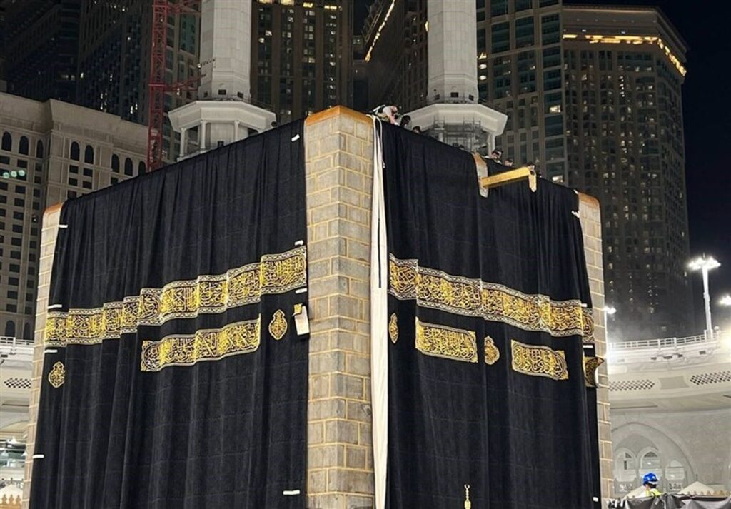 پرده جدید خانه خدا نصب شد/ ویدئو