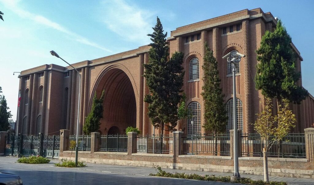 انتقال اشیاء تاریخی موزه ملی به مخازن ایمن در طول عکس جنگ تحمیل شده