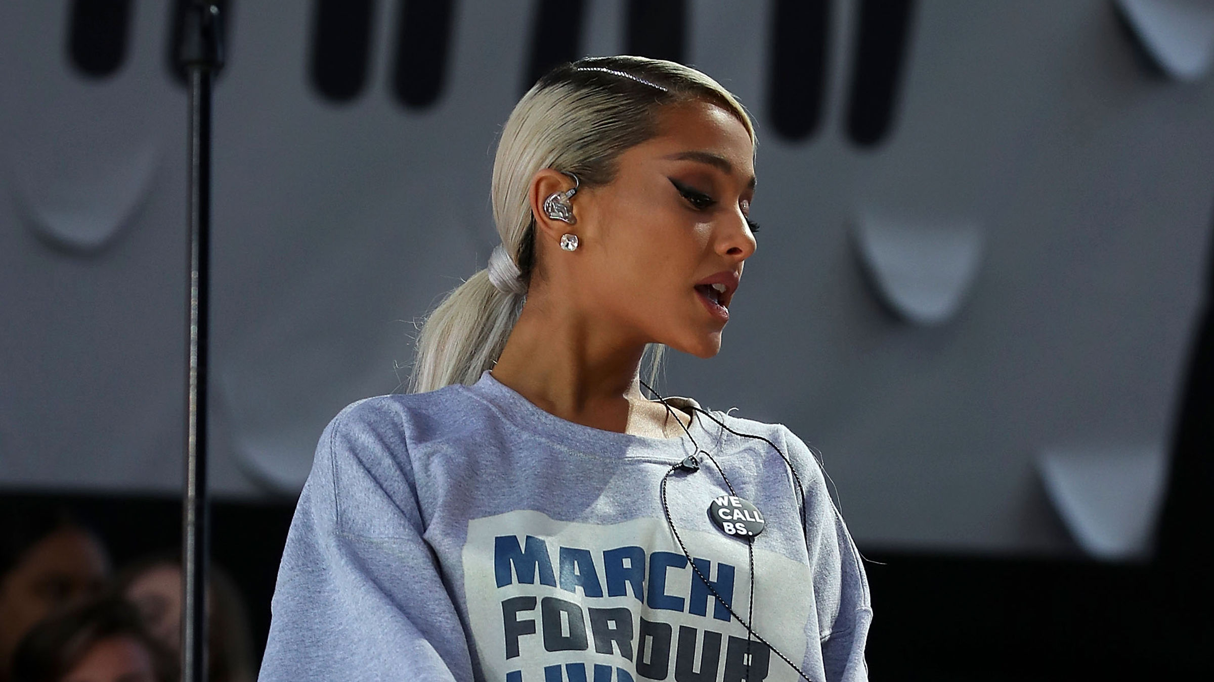 Ariana-Grande-Thumb-DEC-31-2018