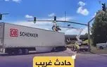 ببینید تصادف عجیب کامیون ۱۸ چرخ با یک کارگر برق