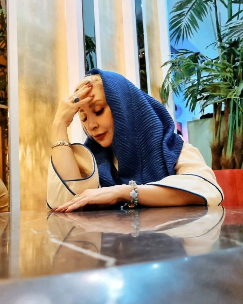 چهره غم انگیز Marjaneh Golchin در کافه 1