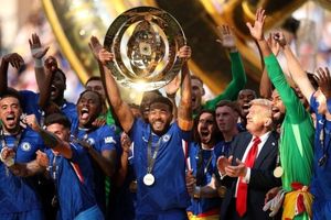 ترامپ پروتکل سرش نمی‌شود و کنار بازیکنان چلس ماند!/ ویدئو