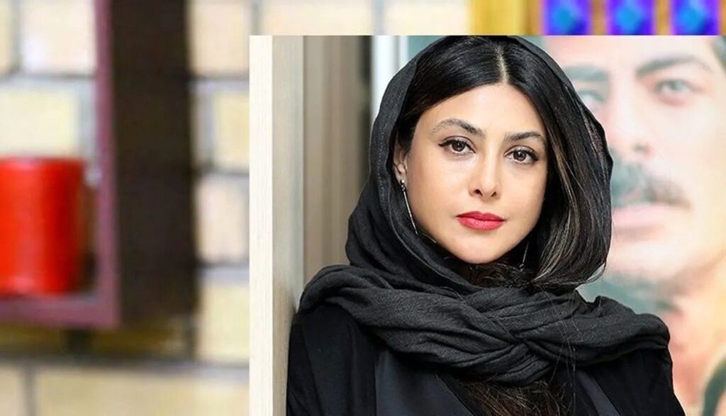 ژست و سبک هنری آزاده صمدی در یک گالری