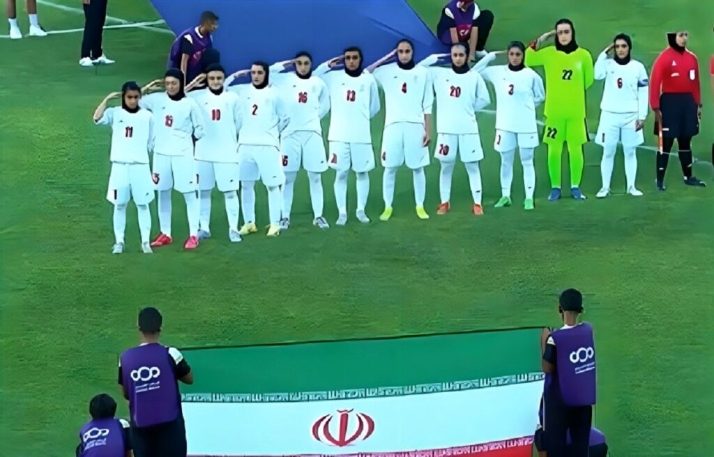 سلام خانمهای فوتبال ایرانی نظامی قبل از شروع مسابقه مقابل اردن/ ویدئو