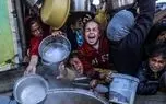 تصاویری دردناک از پدری فلسطینی و فرزندش در سطل زباله در غزه