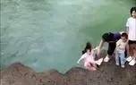 ببینید؛ سقوط دختربچه در آب هنگام ثبت عکس خانوادگی
