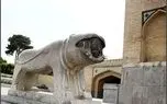 ببینید؛ عبور زنان از زیر شیر سنگی اصفهان برای حامله شدن!