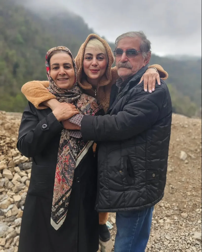 نیلوفر شهودی و والدینش