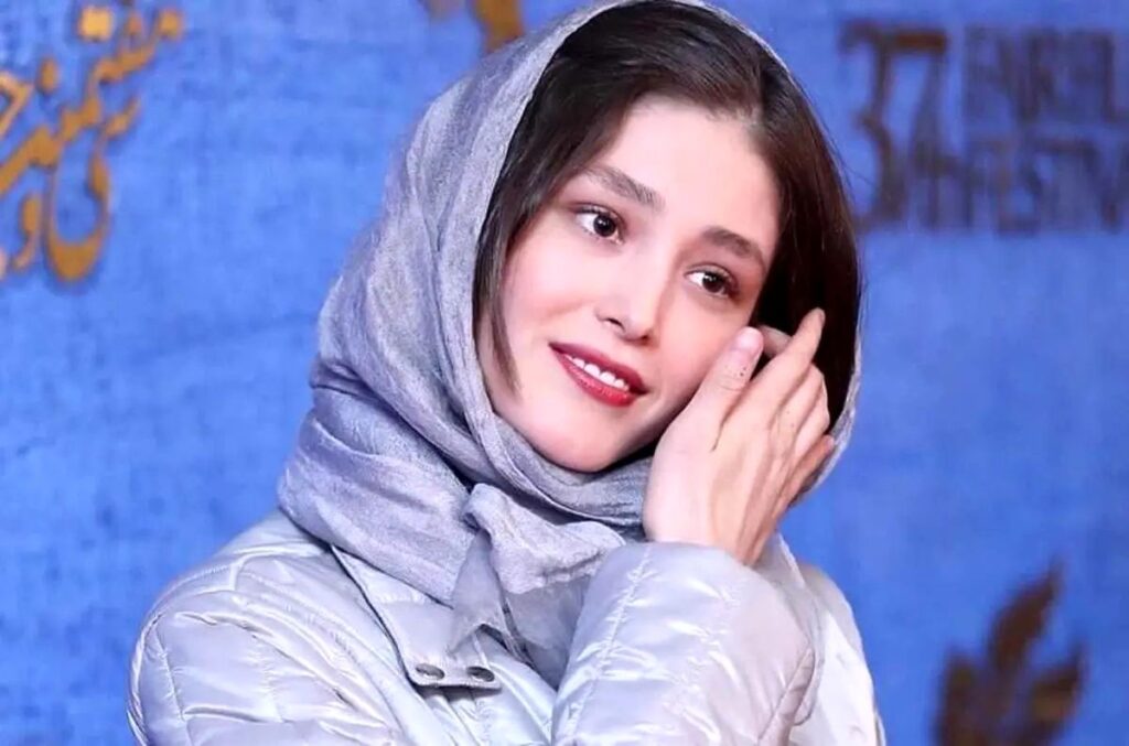 از عکس مادر فرشته حسینی به همراه دخترش بازدید کرد