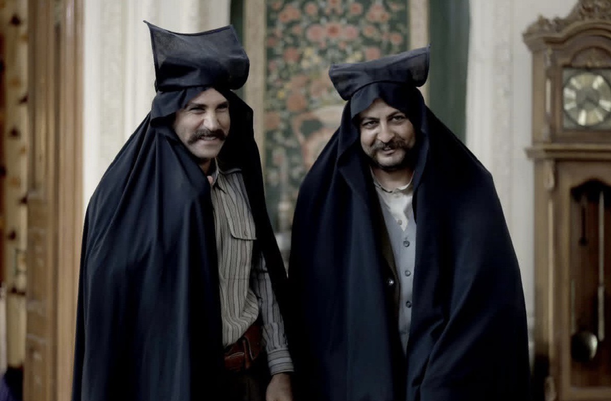 Houtan Shakiba با چادر زنانه در سری Sushun 1