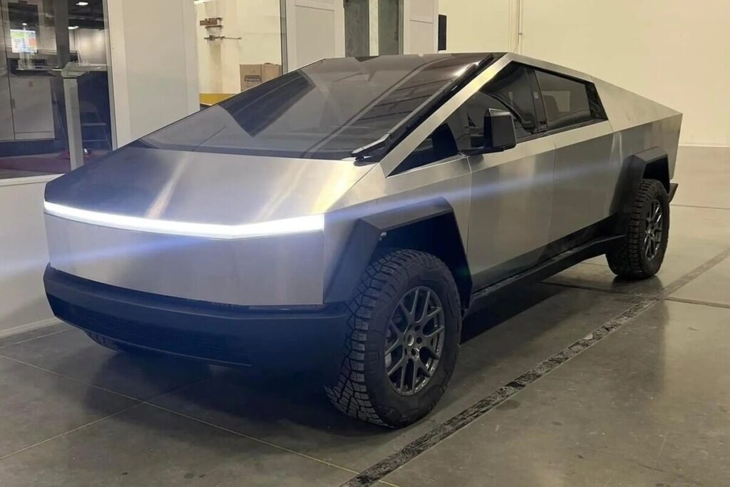 تسلا سایبرتراک را ۱۵ هزار دلار گران کرد| چالش ماسک در بازار پیکاپ های برقی