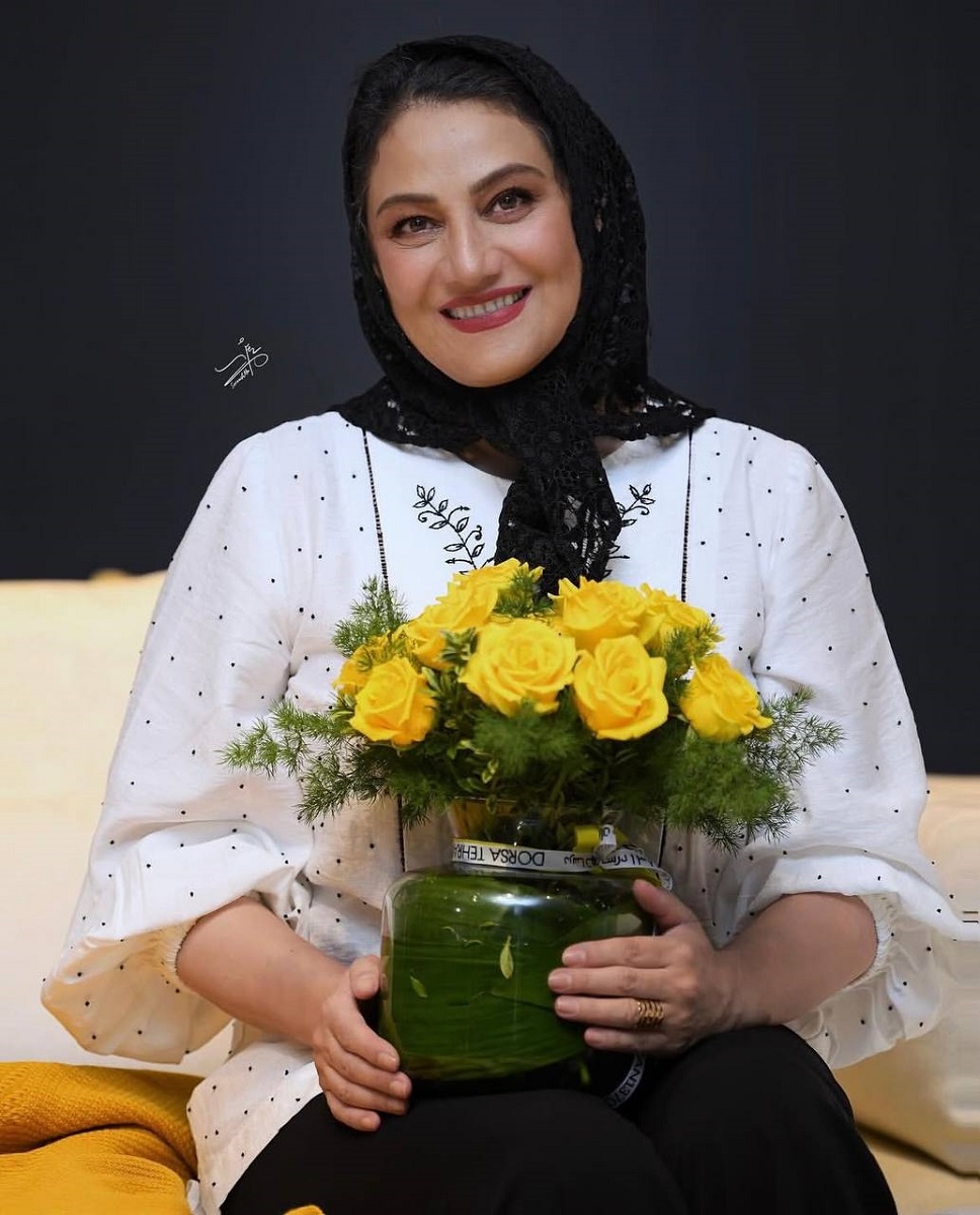 شبنم با یک دسته گل گل رز 1