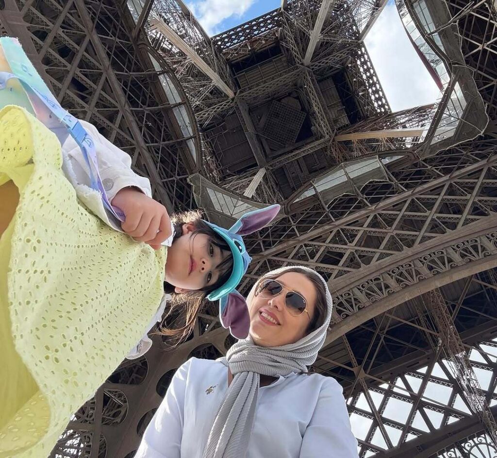 سارا روستاپور و دخترش در پاریس 1