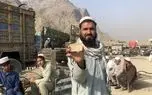 اخراج مأموری که پاسپورت شهروندان افغان را پرتاب می‌کرد