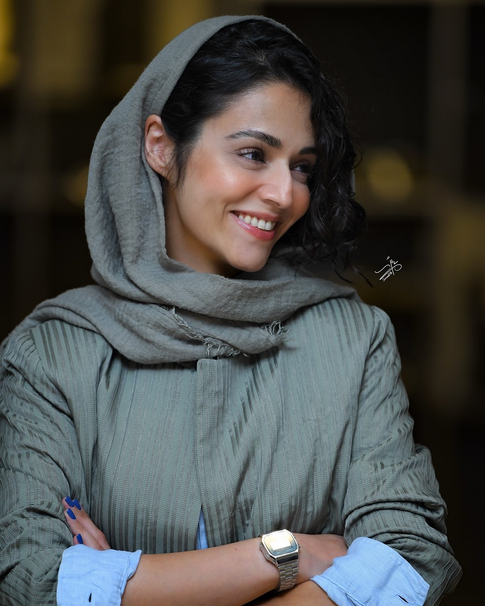 سوگول خلیق در اولین جشن جوایز. 1 نگاه کنید