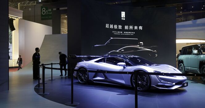 عواقب جنگ قیمتی به خودروسازان بزرگ رسید