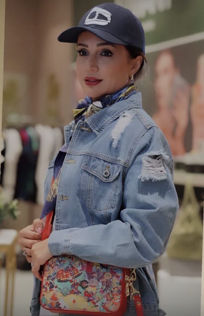 shabnam gholkhani با شلوار جین و کلاه ورزشی 1