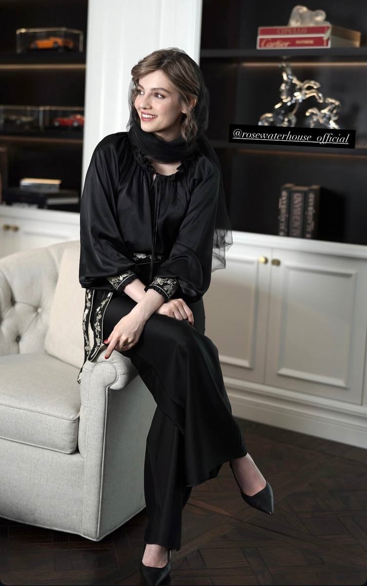 Mahsa Hejazi's کاملاً سیاه سبک 2