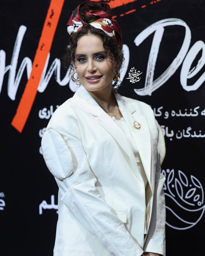 Elnaz Shakrodost در غربالگری خصوصی بزرگراه گوزن 1