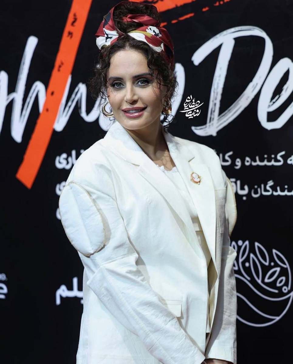 Elnaz Shakrodost در غربالگری خصوصی بزرگراه گوزن 1