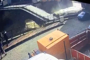 لحظه فرو ریختن پل تاریخی مقابل لنز دوربین/ ویدئو