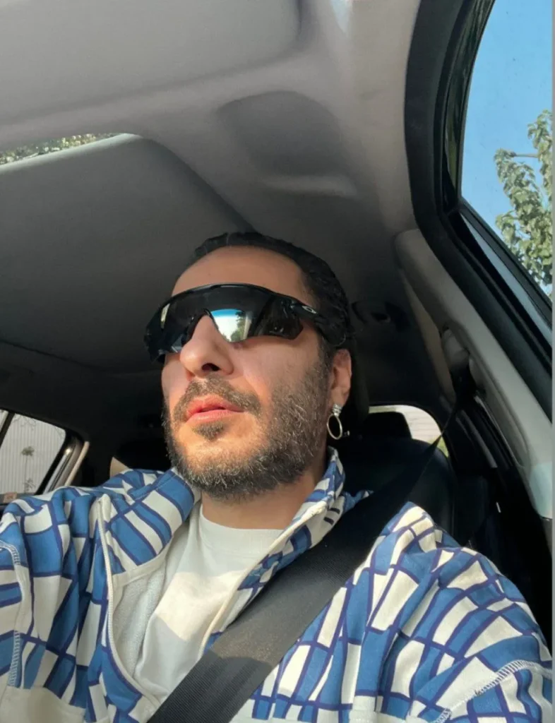 نوید محمدزاده با یک تیپ عجیب و تازه