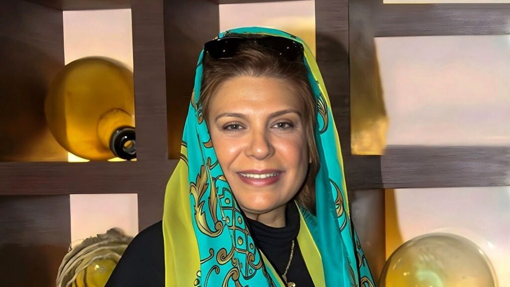 دوره ای از چندین هنرمند مشهور ایرانی در یک کافه