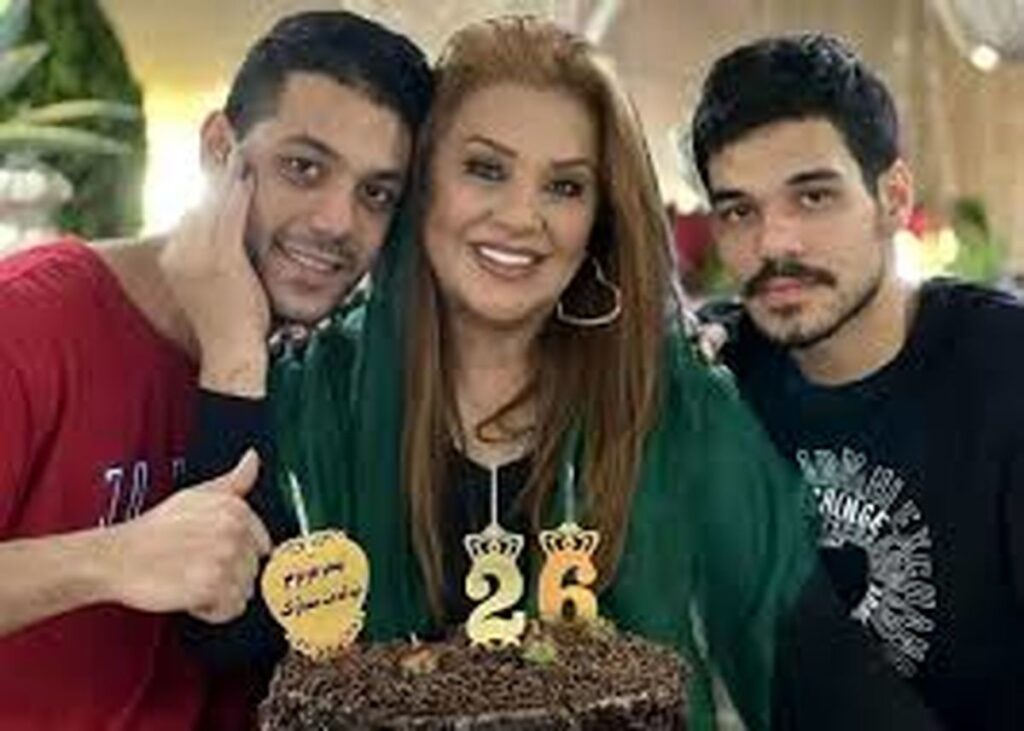 Nasrin Moghanloo: من بدن پسرم را برای یازده ساعت/ ویدئو در آغوش گرفتم