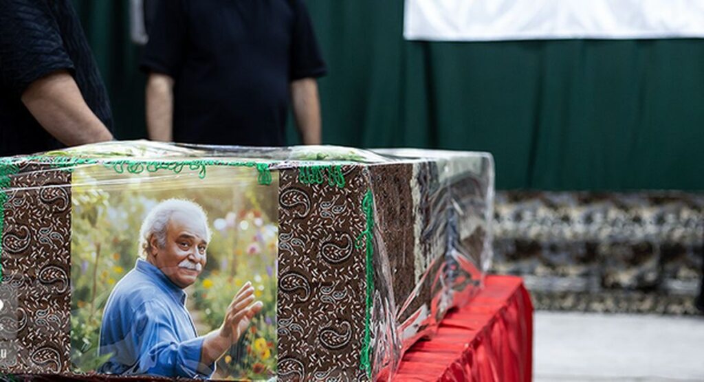 هدیه پرچم امام حسین به مقبره محمد کسبی/ ویدئو