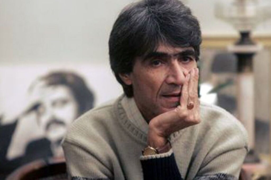 نمایی از آرامگاه ابدی ناصر تقوایی در امامزاده طاهر کرج/فیلم