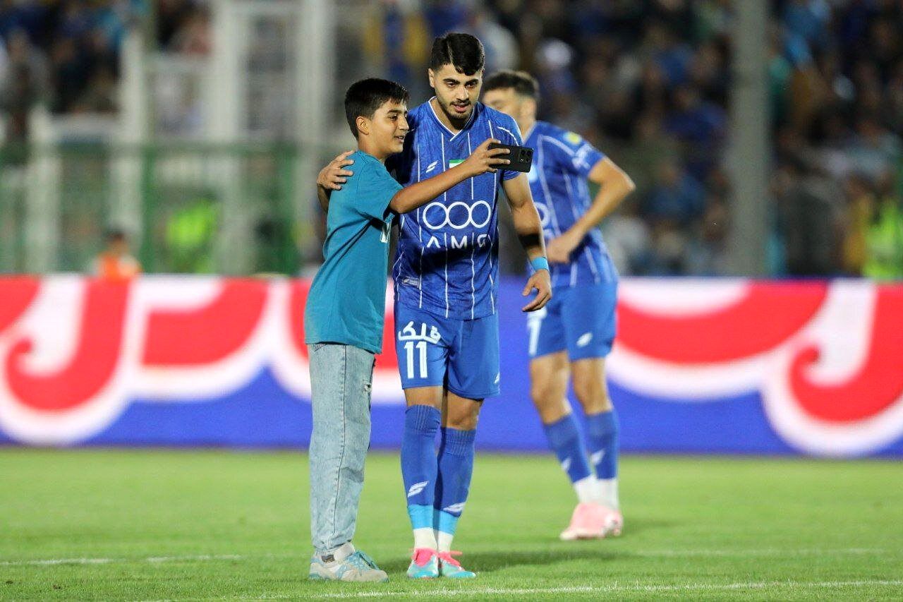 عکس سلفی با ستاره استقلال در میانه بازی!