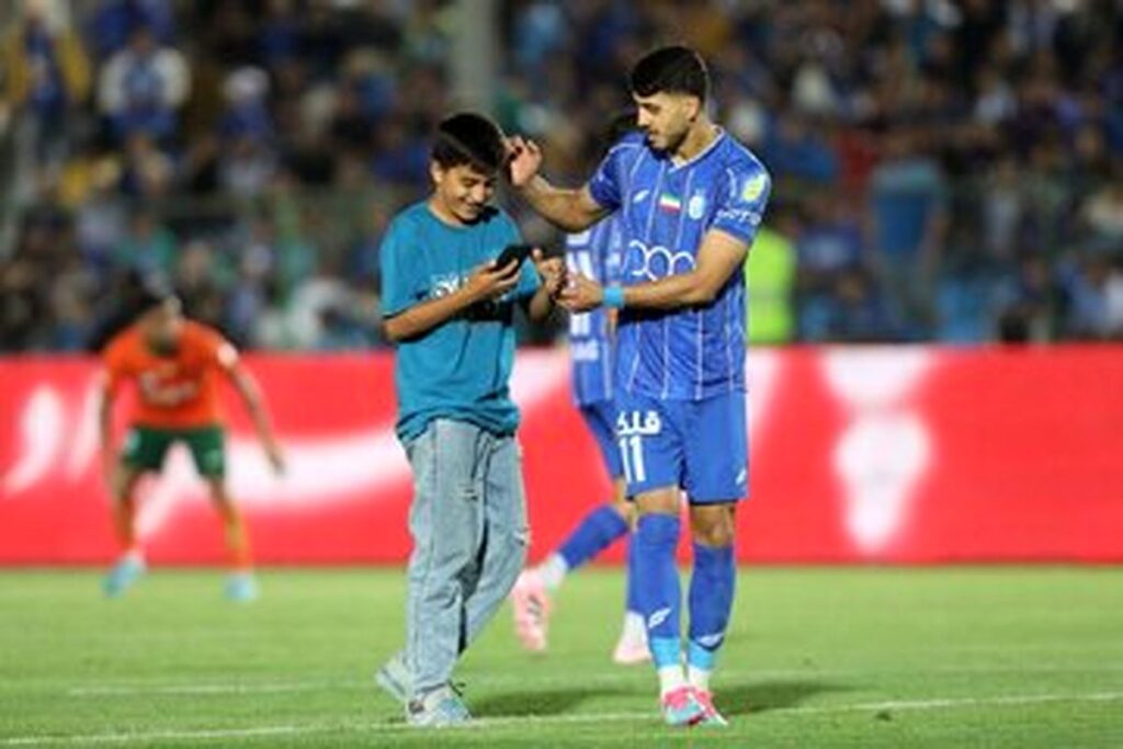 سلفی با ستاره استقلال در اواسط بازی/عکس