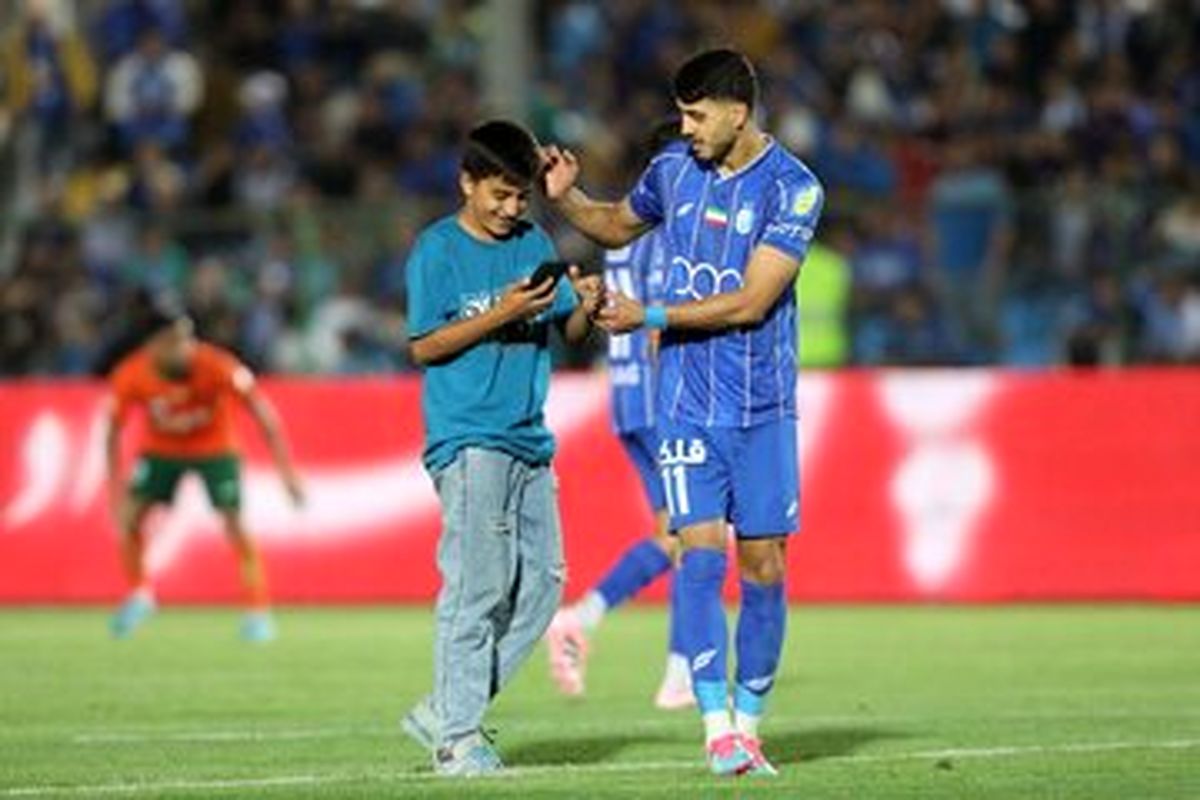 سلفی با ستاره استقلال در اواسط بازی/عکس